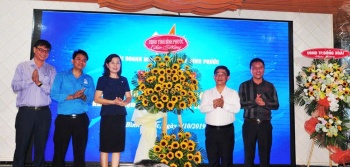 Thay mặt UBND tỉnh, Phó Chủ tịch UBND tỉnh Huỳnh Thị Hằng tặng lẵng hoa chúc mừng Hội Doanh nhân trẻ tỉnh