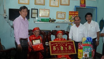 Phó Chủ tịch Thường trực HĐND tỉnh thăm, chúc thọ người cao tuổi tại Bình Long