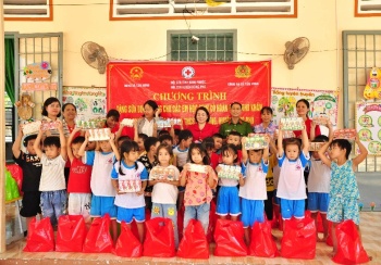 Đồng Phú: Tặng sữa cho học sinh có hoàn cảnh khó khăn