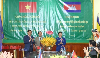 Đoàn công tác tỉnh Bình Phước chúc tết Chôl Chnăm Thmây tại tỉnh Kratie