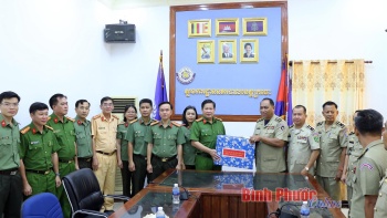 Binh Phuoc Provincial Police wishes Tet to Kratie Provincial Police Department