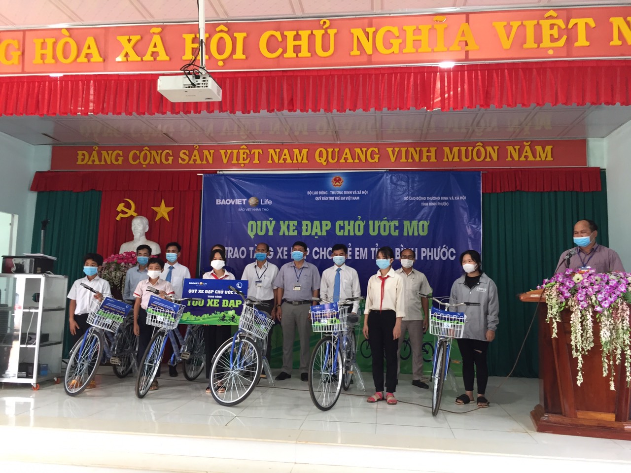 Trao tặng xe đạp cho học sinh mồ côi, nghèo vượt khó tại huyện Bù Gia Mập