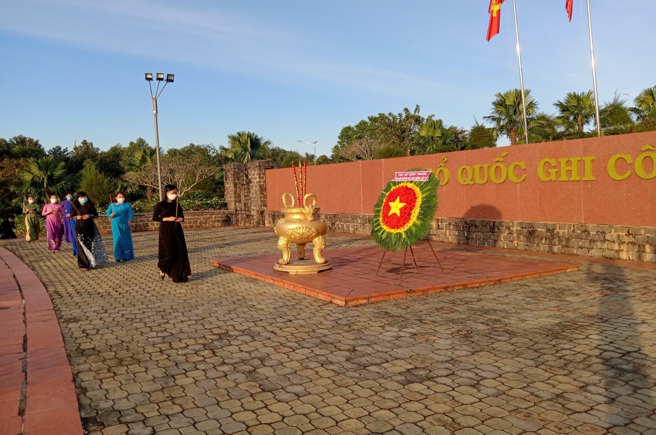 Đoàn đại biểu Đại hội Hội Liên hiệp Phụ nữ tỉnh Bình Phước dâng hương tưởng niệm Chủ tịch Hồ Chí Minh và viếng Nghĩa trang liệt sĩ tỉnh
